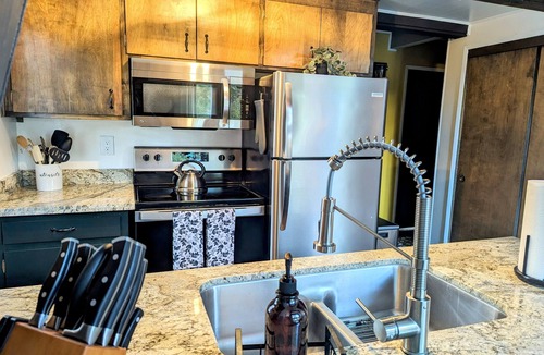 Cold Springs Cabin | Cozy Ski Retreat in Cold Springs w/Projector & PS4! Dodge Rdg 7mi/Pinecrest 5mi