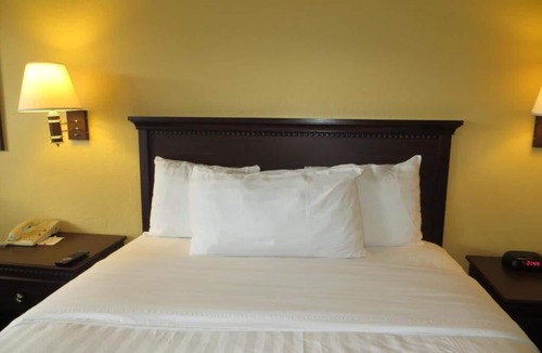 Downtown Monterey Cabin | Cozy Standard Queen Room Near Beach and Across Lake!