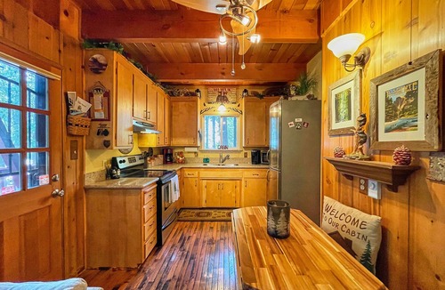 Mi-Wuk Village Cabin | “Cozy StoryBook Cabin Getaway” ~Pet Friendly~