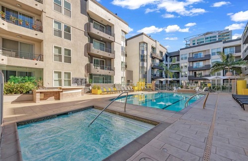 Del Rey Apartment | Cozy Studio · Free Parking · Pool · Gym · Hot Tub · BBQ · Workspace