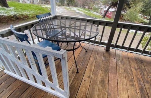 Squaw Valley Apartment | Cozy studio in marvelous Yokuts Valley with WiFi, AC, Huge private porch