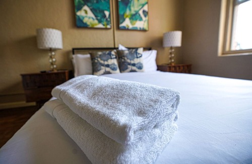 Westlake Apartment | Cozy studio in serene Los Angeles with refreshing AC
