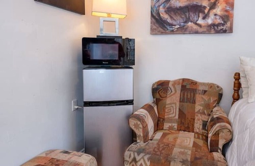 Boyle Heights Apartment | Cozy Studio Near Downtown LA AC WiFi Snacks!