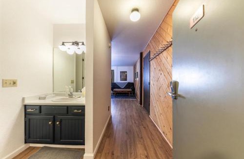 Truckee House | Cozy Studio w/Kitchen #112 at Donner Lake Village