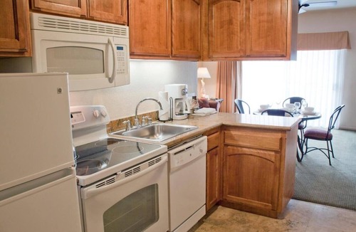 Callender Hotel | Cozy Suite w/Breathtaking Ocean Views! Free Parking, Swimming Pool & Gym Access