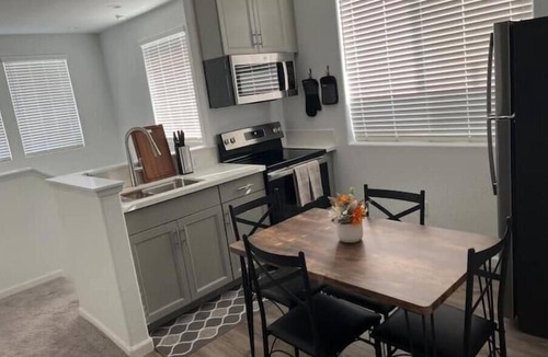 Visalia House | Cozy Suites in a New House!