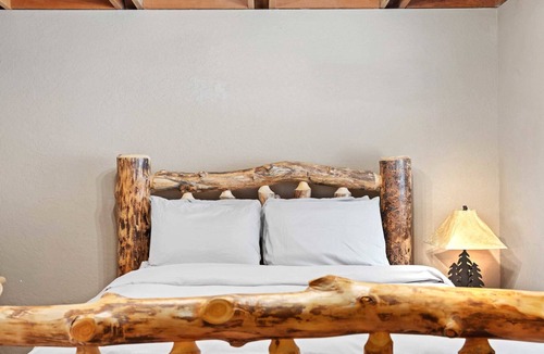 Pla-Vada Woodlands Cabin | Cozy Winter Chalet with Game Room & Fireplace
