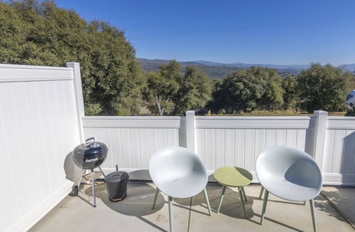 Ahwahnee Apartment | Creature Comforts Suite - Private Hot Tub-Sleeps 2