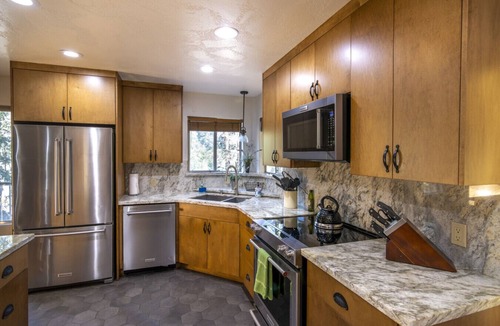 Oakhurst House | Creekside Dream - Dog Friendly/Game Room/Sleeps 12
