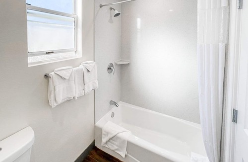 Cambria Hotel | Creekside Inn