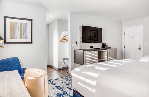 Cambria Hotel | Creekside Inn