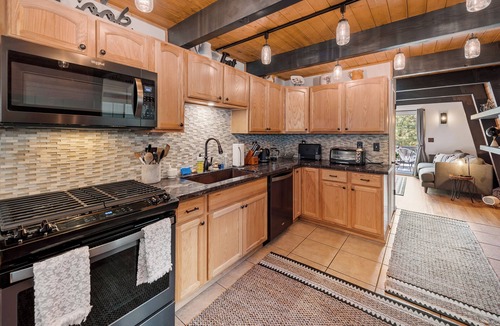 Sugarloaf Cabin | Crew's Cabin, Hot Tub, Ebikes, Kayaks, SUPBoards, Pet Friendly, EV Charger