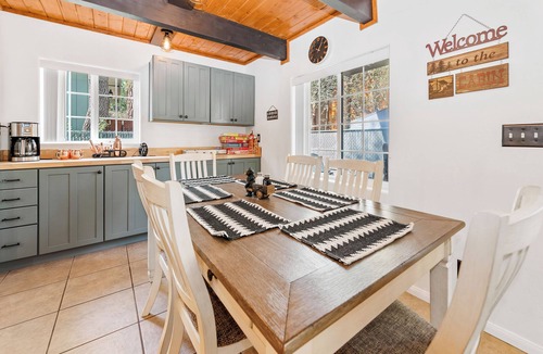 Sugarloaf Cabin | Crew's Cabin, Hot Tub, Ebikes, Kayaks, SUPBoards, Pet Friendly, EV Charger