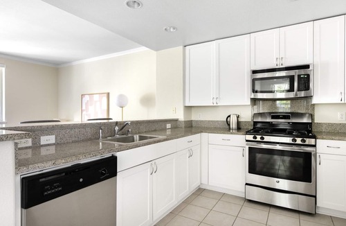 Central San Mateo Apartment | Crisp San Mateo 1BR w/Pool, Spa, Parking, walk to Shops by Blueground