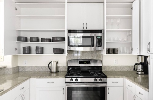 Central San Mateo Apartment | Crisp San Mateo 1BR w/Pool, Spa, Parking, walk to Shops by Blueground
