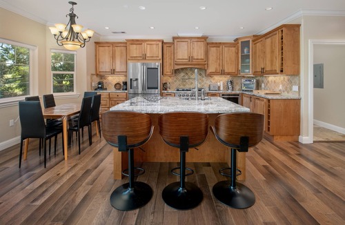 Groveland House | Custom-Built Yosemite Cabin: Lake Activities, Golf Views, Games, 3 Decks, BBQ