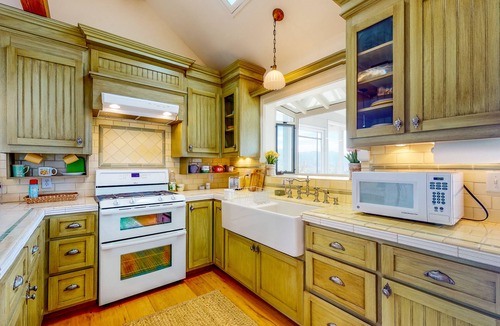 Weldon House | Custom-crafted acreage with sunroom & clawfoot tub