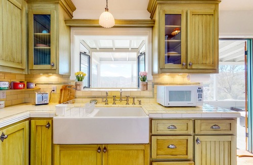 Weldon House | Custom-crafted acreage with sunroom & clawfoot tub