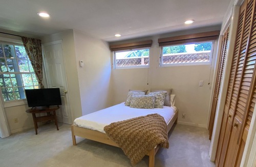 Shoreline West Apartment | Cute & Bright Garden Cottage, WFH Paradise