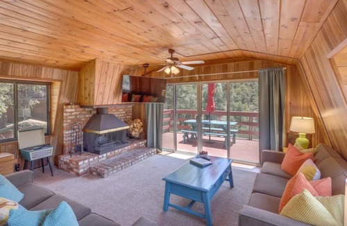 Pine Mountain Club Cabin | Cute colorful alpine cabin with Hot Tub!