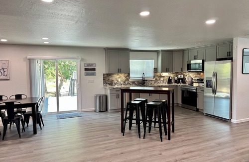 Raisin House | Cute remodeled home W/private pond 6 adults/6 kids
