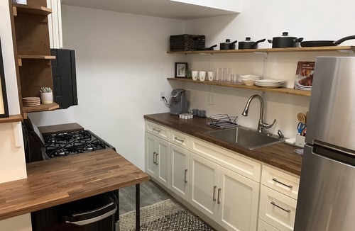Oakland Apartment | Cute Studio with great design!