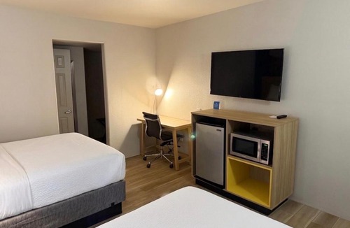 Raisin Hotel | Days Inn by Wyndham Yosemite Area