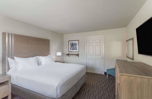 Raisin Hotel | Days Inn by Wyndham Yosemite Area