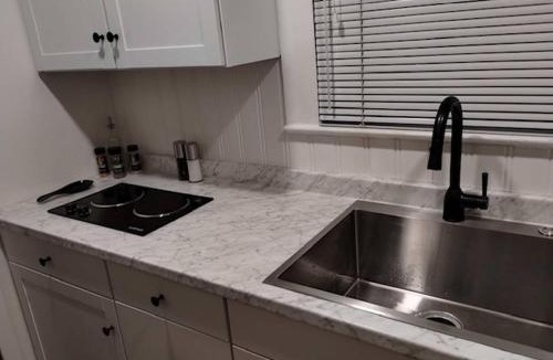 Midtown Apartment | Deco Studio Retreat with Fireplace, WiFi, Queen Bed