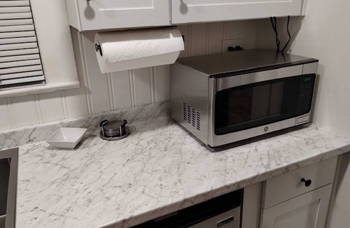 Midtown Apartment | Deco Studio Retreat with Fireplace, WiFi, Queen Bed