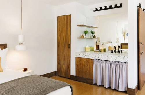 Sunset Junction House | Delight in That Quiet & Reserved Atmosphere! Minutes from Madison West Park