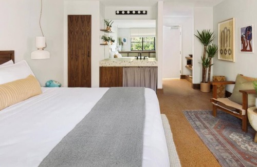 Sunset Junction House | Delight in That Quiet & Reserved Atmosphere! Minutes from Madison West Park