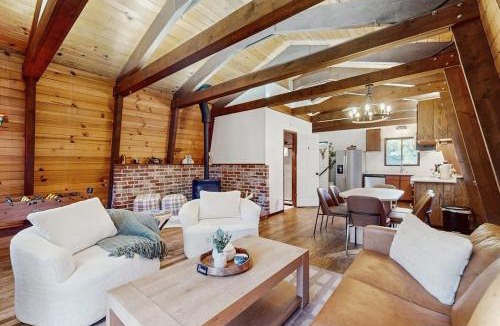 Bijou Park House | Delightful South Lake Tahoe Cabin with BBQ Decks Fireplace - Minutes to Beach&Ski