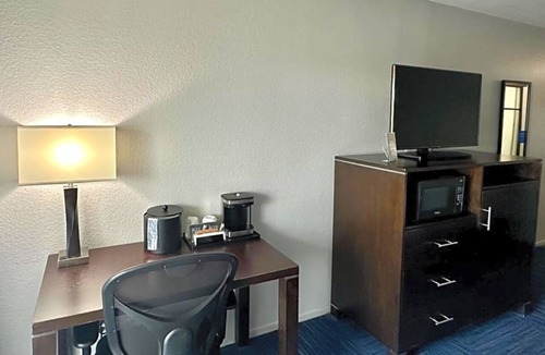 Old Towne Hotel | Deluxe 2 Queen Near Main St w/Breakfast