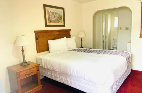 Cherryland Hotel | Deluxe Inn