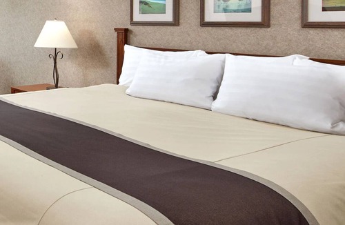 San Simeon Hotel | Deluxe King at Cavalier Resort | Swimming Pools, Dining & Near Hearst Castle