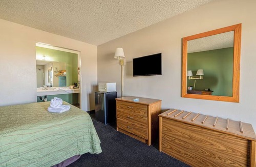 Barstow Hotel | Deluxe King Bed Comfy Room Surrounded by Route 66 History in Barstow