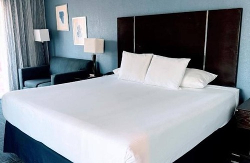 Old Towne Hotel | Deluxe King Room Near Seal Beach Pier, Shops and Surf Lessons with Breakfast