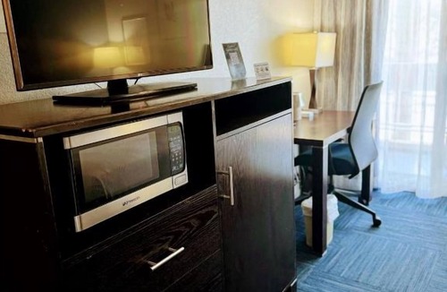 Old Towne Hotel | Deluxe King Room Near Seal Beach Pier, Shops and Surf Lessons with Breakfast