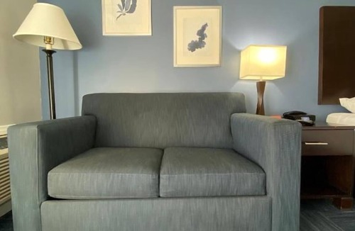Old Towne Hotel | Deluxe King Room Near Seal Beach Pier, Shops and Surf Lessons with Breakfast