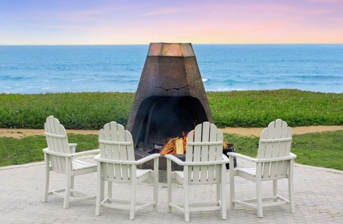 San Simeon Hotel | Deluxe King with Fireplace | Cavalier Resort | Near Hearst Castle