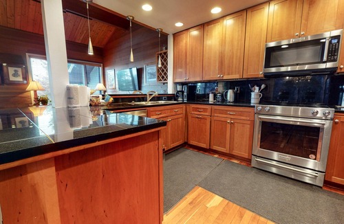 Mammoth Lakes Condo | Deluxe Mountain Townhome, 2 Master Suites. Large Private Deck & Washer/Dryer