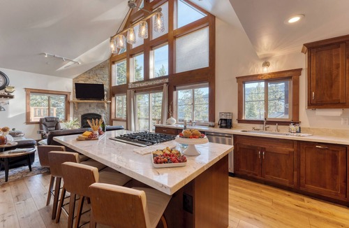 Truckee House | Denton by AvantStay | Hot Tub, Enclosed Deck w/Fire Pit | Near Skiing & Lake!