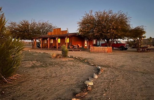 Yucca Valley Cabin | Desert Bliss Joshua Tree -Cowboy Pool & Tub. close to Pappy & Harriet's & Park.