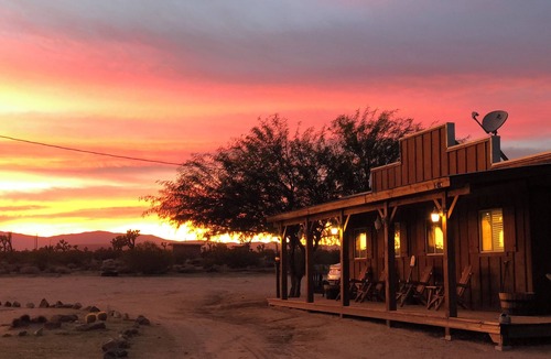 Yucca Valley Cabin | Desert Bliss Joshua Tree -Cowboy Pool & Tub. close to Pappy & Harriet's & Park.