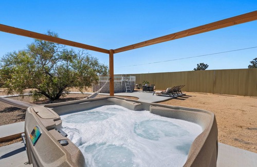 Joshua Tree House | Desert escape w/hot tub, pool, fire pit & fully fenced yard — 15 min to JTNP. Perfect for dog-friendly getaways. 🌵✨
