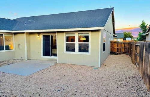 Fernley House | Desert Glow Residence-20 Min to USA Pkwy/Bedrooms|2Baths|Sleeps13