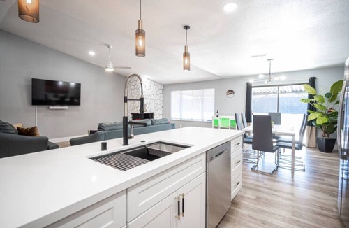 Summerlin House | Desert Oasis Close to Freemont Street