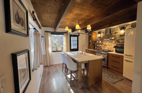 Sugarloaf Cabin | Designer 2-bedroom charming cottage cabin in Big Bear with Hot tub near village