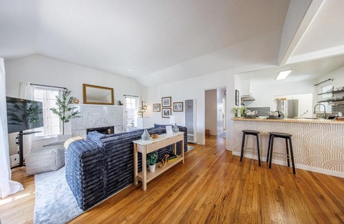 Carlson Park Apartment | Designer 2-Bedroom Home in Culver City - 20 Mins to LAX Airport